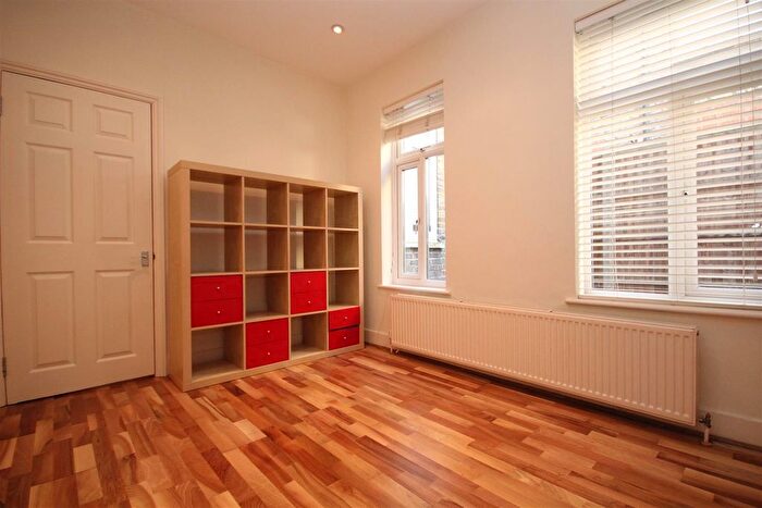 2 Bedroom Flat To Rent In Goodwin Road, Shepherd`S Bush, W12