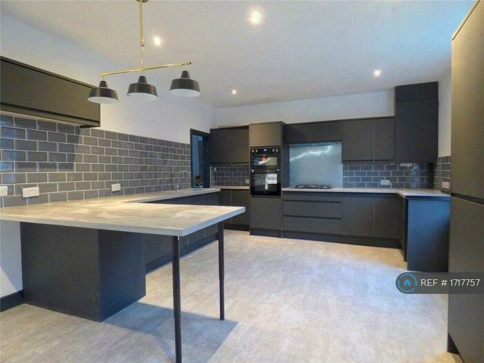 3 Bedroom Semi-Detached House To Rent In King Street, Heywood, OL10