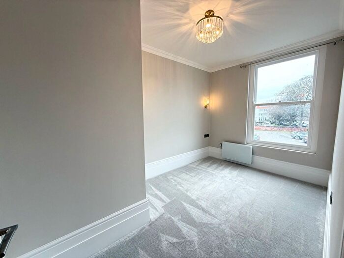 3 Bedroom Flat To Rent In Sandy Walk, Wakefield, WF1