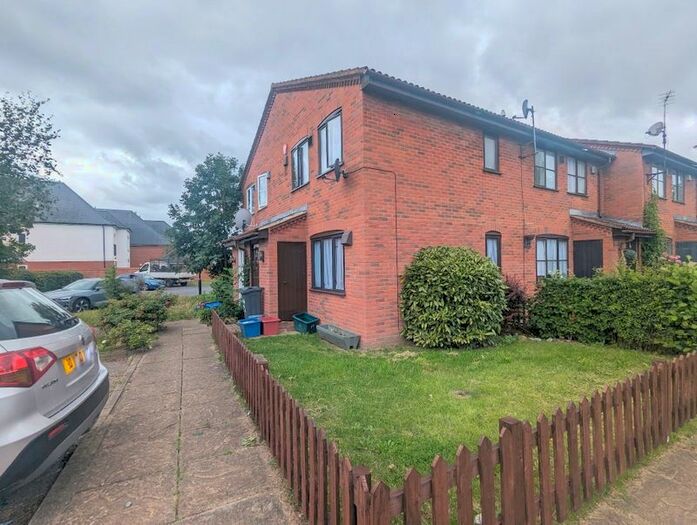 1 Bedroom Terraced House To Rent In Bishops Drive, Feltham, TW14