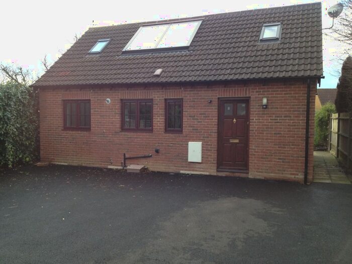 2 Bedroom Bungalow To Rent In Hammondstreet Road, Cheshunt, Waltham Cross, EN7