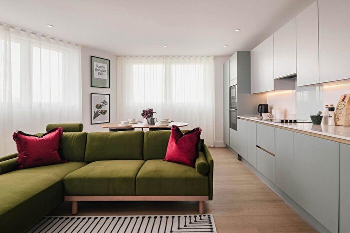 3 Bedroom Flat For Sale In Herne Hill Road, London, SE24