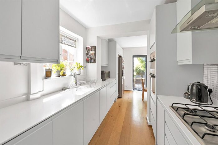 4 Bedroom Semi-Detached House For Sale In Barnfield Road, Harpenden, AL5