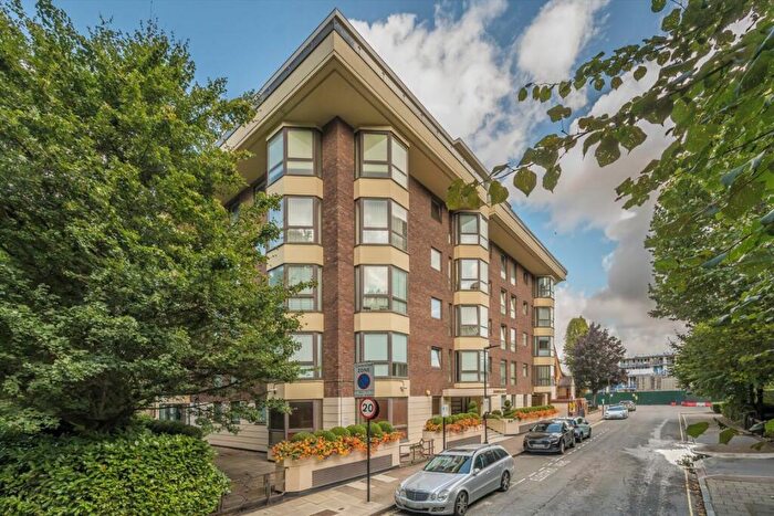 3 Bedroom Flat To Rent In Queens Terrace, Little Venice, NW8