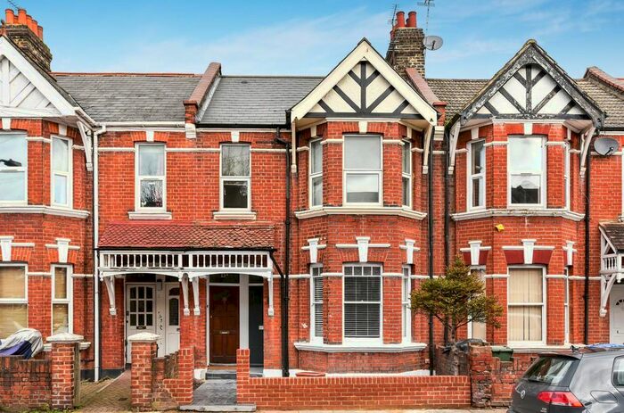 3 Bedroom Flat To Rent In Wotton Road, Cricklewood, NW2