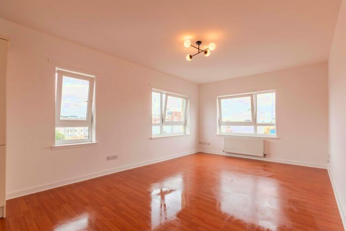 3 Bedroom Flat To Rent In New Mart Place, Edinburgh, EH14