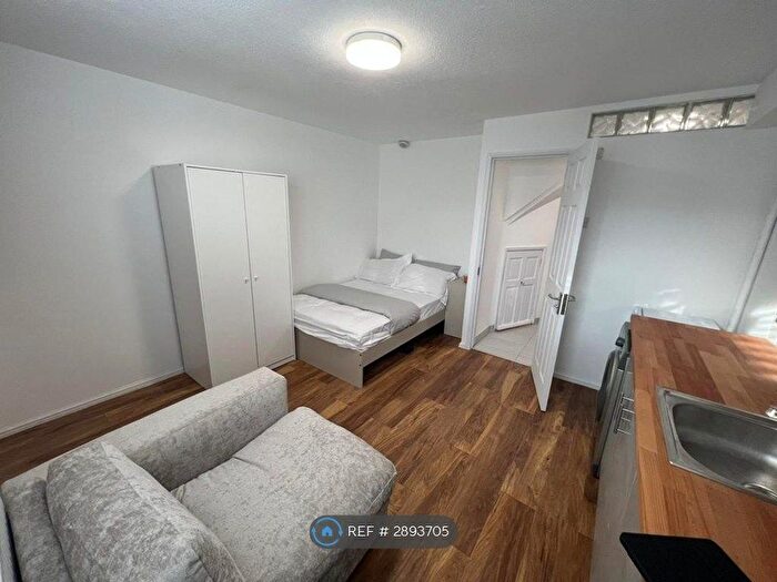 Studio To Rent In Meadow Close, Barnet, EN5