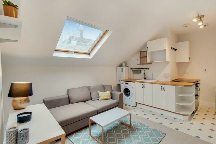 2 Bedroom Flat To Rent In Friends Road, East Croydon, Croydon, CR0