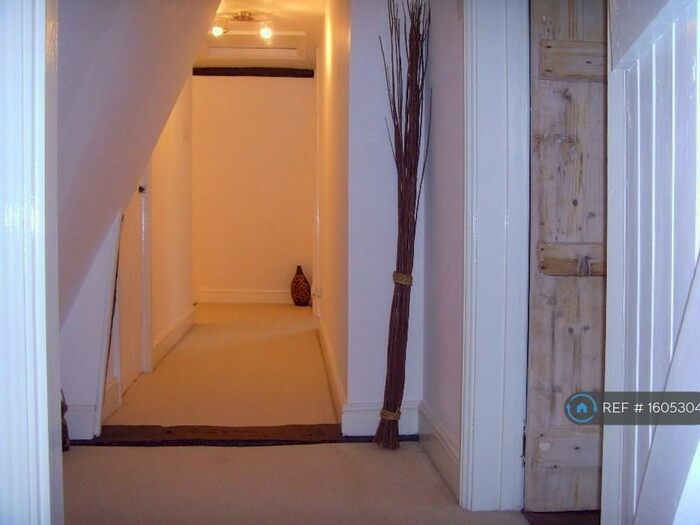 2 Bedroom Flat To Rent In Wateringbury, Maidstone, ME18