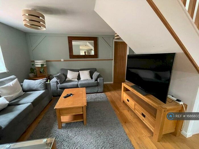 2 Bedroom Detached House To Rent In The Green, Hook, RG29