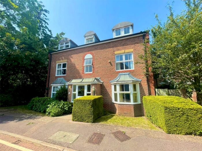 2 Bedroom Apartment To Rent In Pine Gardens, Horley, Surrey, RH6