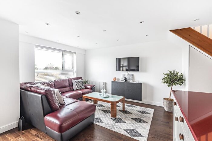 3 Bedroom Apartment To Rent In Reading, Berkshire, RG2