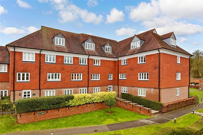 2 Bedroom Flat For Sale In Elizabeth Drive, Banstead, Surrey, SM7