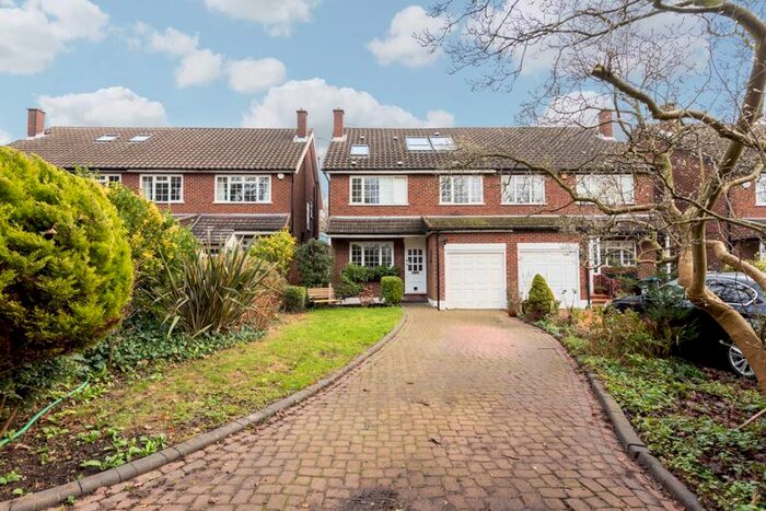 4 Bedroom Semi-Detached House To Rent In Blagdens Lane, London, N14