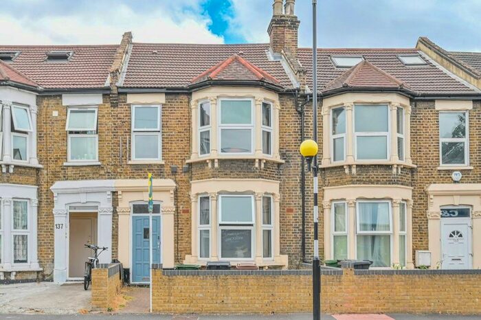 3 Bedroom Flat To Rent In Grove Green Road, Leytonstone, London, E11