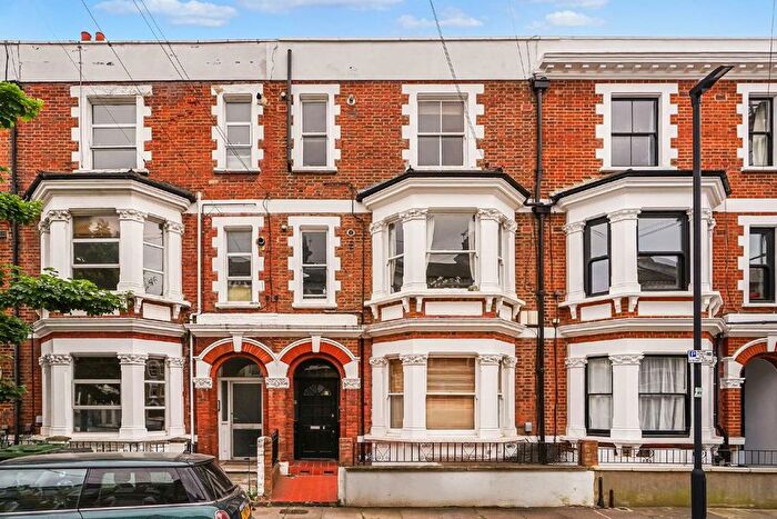 3 Bedroom Flat To Rent In Tregothnan Road, Stockwell, SW9
