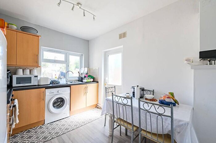 1 Bedroom Flat To Rent In Dersingham Avenue, Manor Park, London, E12