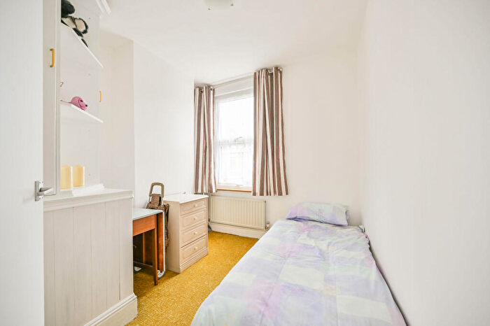 2 Bedroom Flat For Sale In Hove Avenue, Walthamstow, London, E17