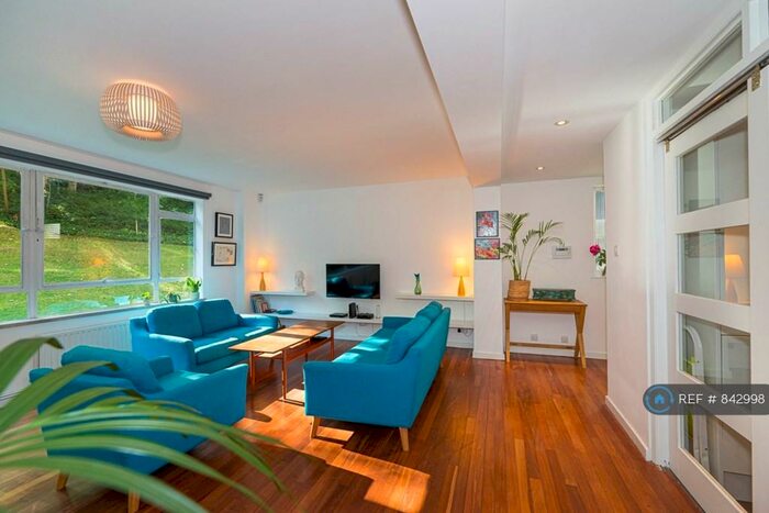 2 Bedroom Flat To Rent In Grenville Court, London, SE19