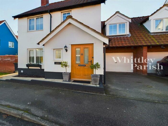 3 Bedroom Link Detached House For Sale In Cherry Tree Close, Yaxley, IP23
