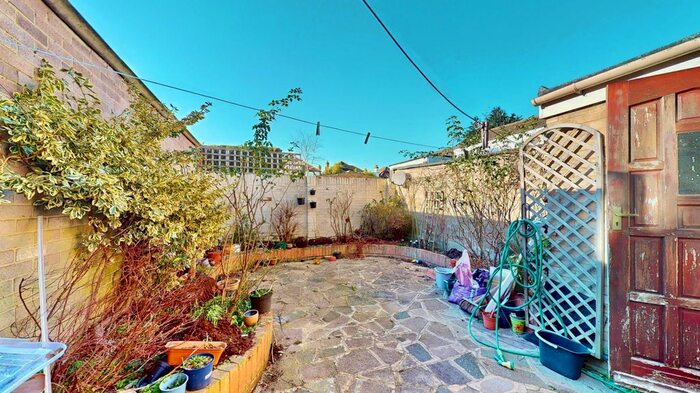 3 Bedroom Link Detached House To Rent In Fairacres, Ruislip, HA4