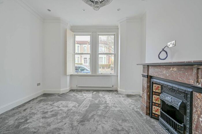 2 Bedroom Flat To Rent In Harlescott Road, Nunhead, London, SE15