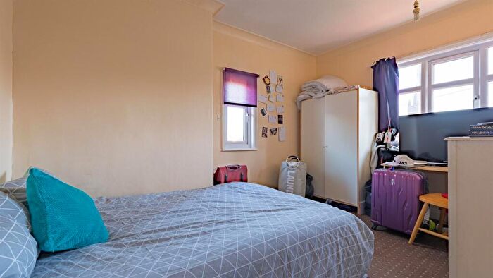 1 Bedroom Semi Detached House To Rent In Drummond Avenue, Headingley, Leeds, LS16