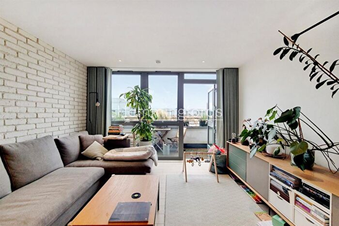 2 Bedroom Flat To Rent In Canalside Square, Angel, London, N1