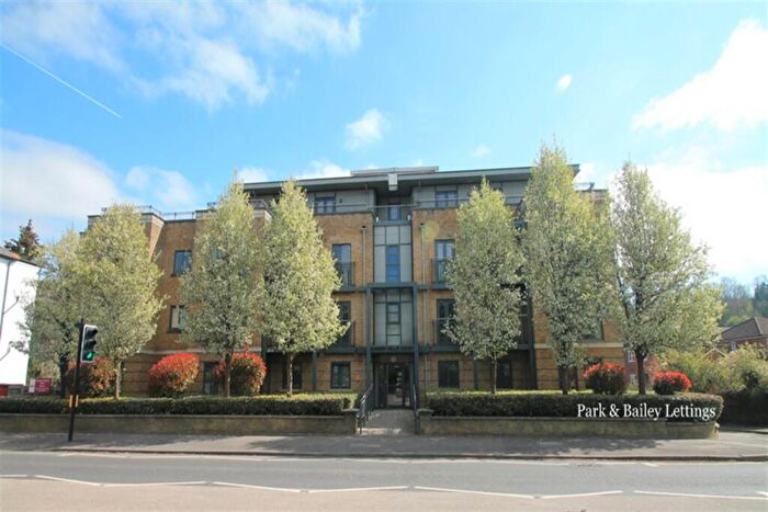 2 Bedroom Flat To Rent In Bedroom First Floor Flat In Caterham Valley, CR3