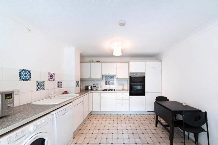 2 Bedroom Flat To Rent In Conant Mews, Aldgate, London, E1