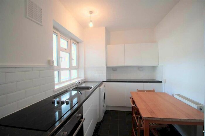 2 Bedroom Flat To Rent In Brockham Drive, London, SW2