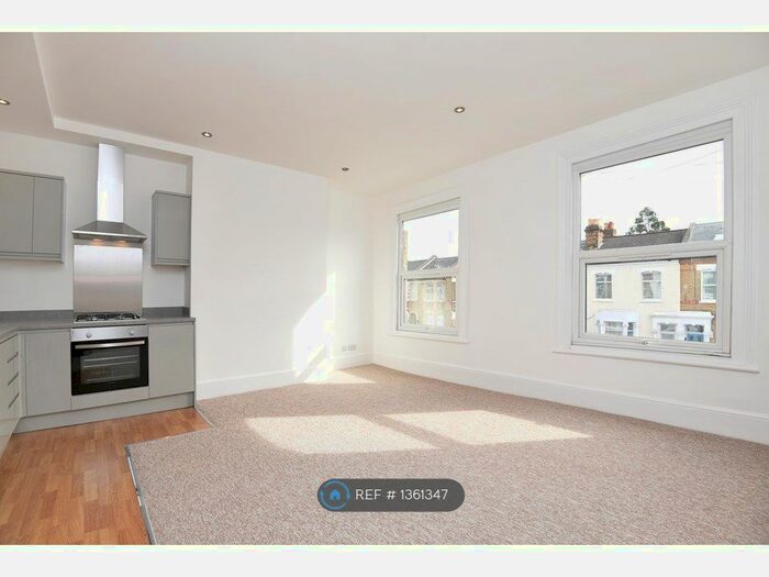 3 Bedroom Flat To Rent In Whittington Road, London, N22