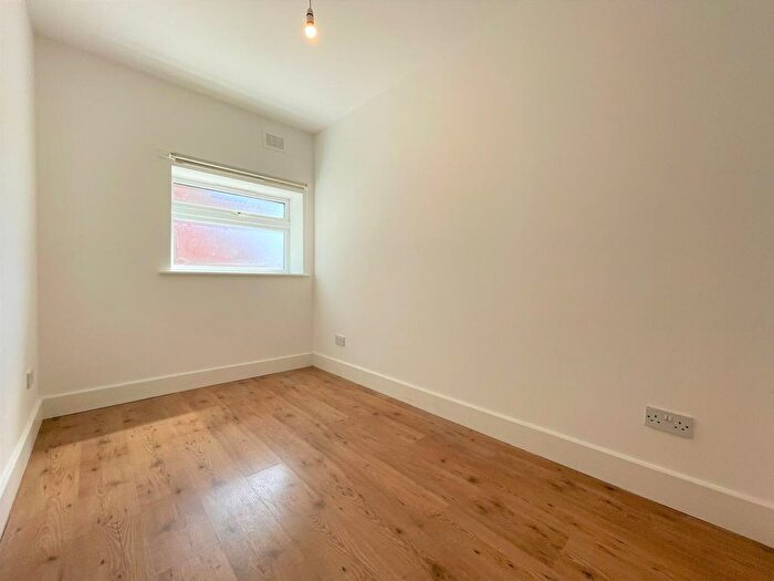 2 Bedroom Flat To Rent In Urswick Road, Hackney, London, E9