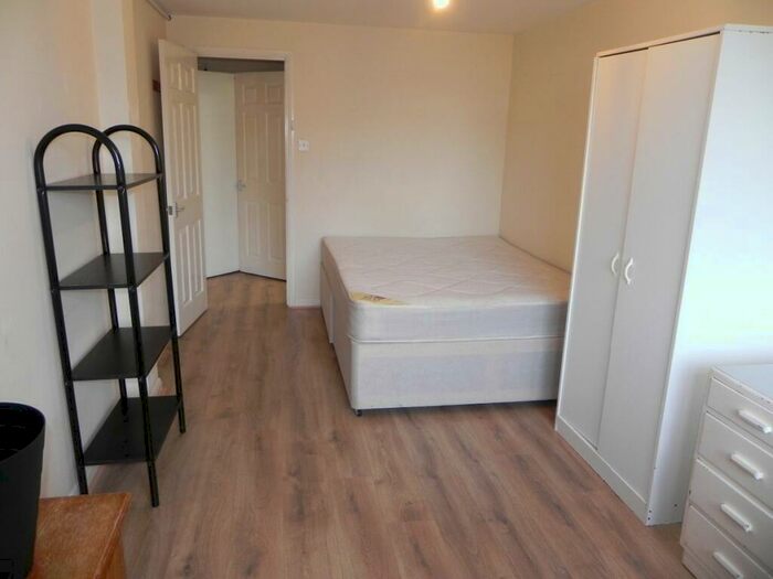 4 Bedroom Semi-Detached House To Rent In Guildford Park Avenue, Guildford, Surrey, GU2