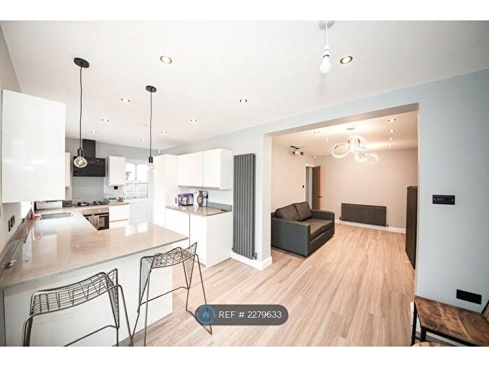 2 Bedroom Flat To Rent In Roundhay, Leeds, LS8