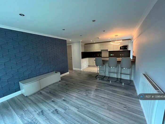 2 Bedroom Flat To Rent In Brentwood Court, Prestwich, Manchester, M25