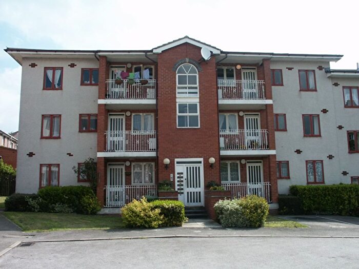 2 Bedroom Flat To Rent In Regency Court, Bradford, West Yorkshire, BD8