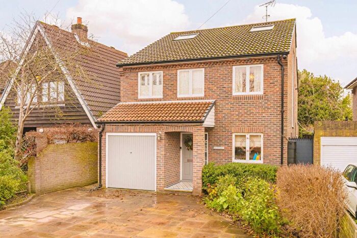 5 Bedroom Detached House For Sale In Old Farm Road, Hampton, TW12