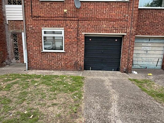 1 Bedroom Flat For Sale In Thorgam Court, Grimsby, DN31