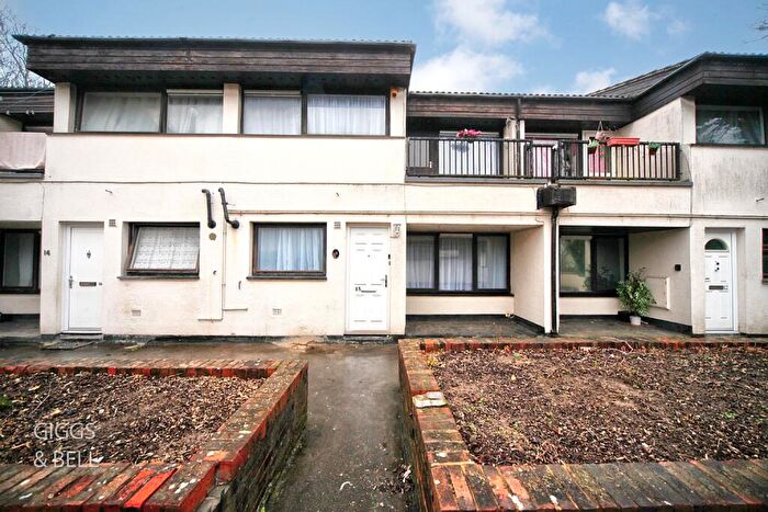 2 Bedroom Maisonette For Sale In Cuckoos Nest, Crawley Green Road, Luton, Bedfordshire, LU2