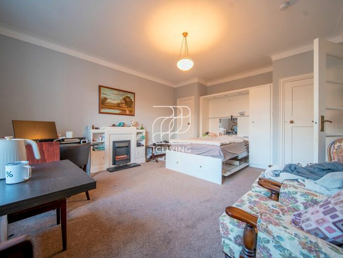 Studio To Rent In Tavistock Court, London, WC1H