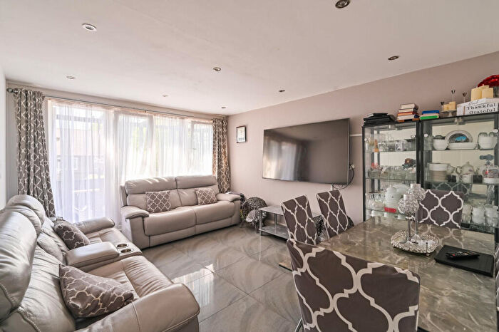2 Bedroom Maisonette For Sale In Campbell Road, , Bow, London, E3