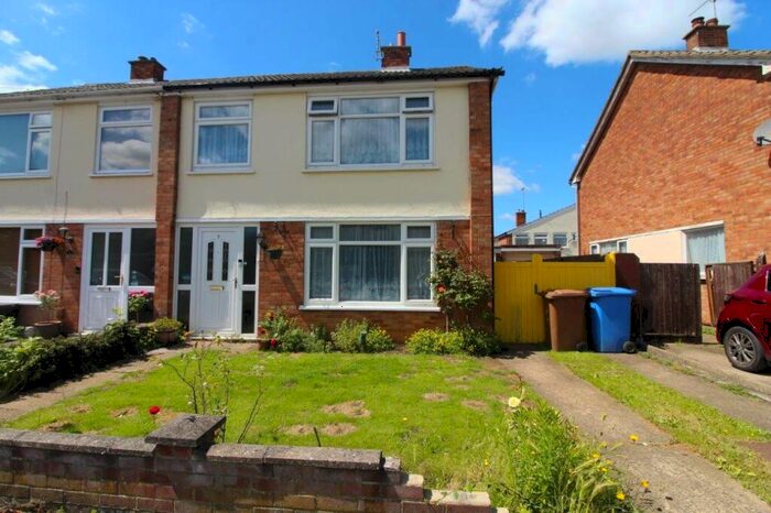 3 Bedroom Semi-Detached House To Rent In Meadowvale Close, Ipswich, IP4