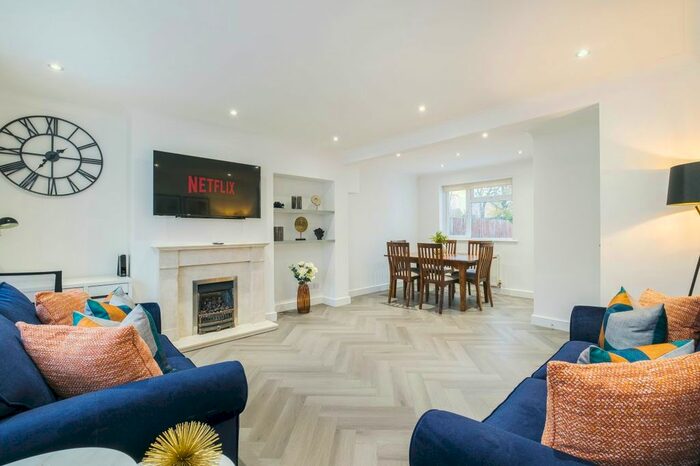 3 Bedroom Flat To Rent In Moore Avenue, Grays RM20