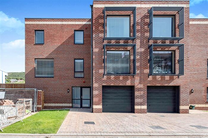 3 Bedroom House To Rent In Swallow Street, Swansea, SA1