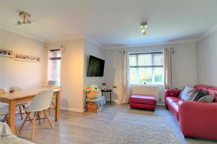 2 Bedroom Flat For Sale In Elvetham Rise, Chineham, Basingstoke, Hampshire, RG24