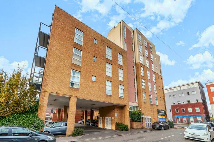 2 Bedroom Apartment To Rent In Slough, Berkshire, SL1