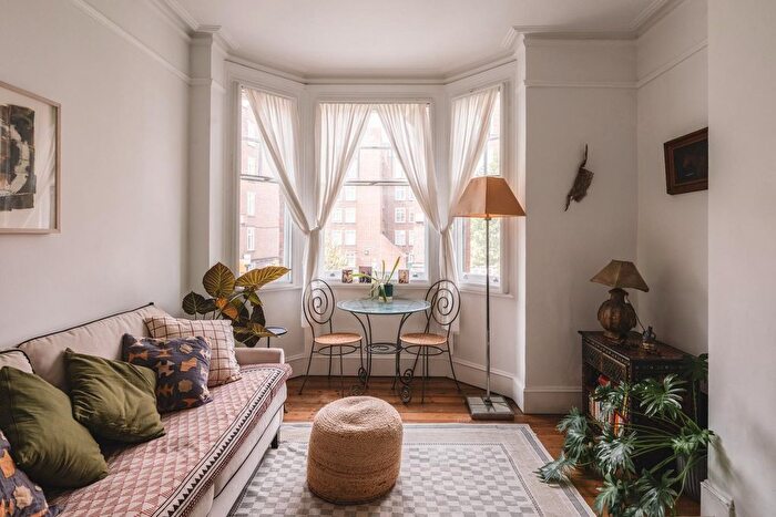 3 Bedroom Flat For Sale In Shacklewell Lane, London, E8