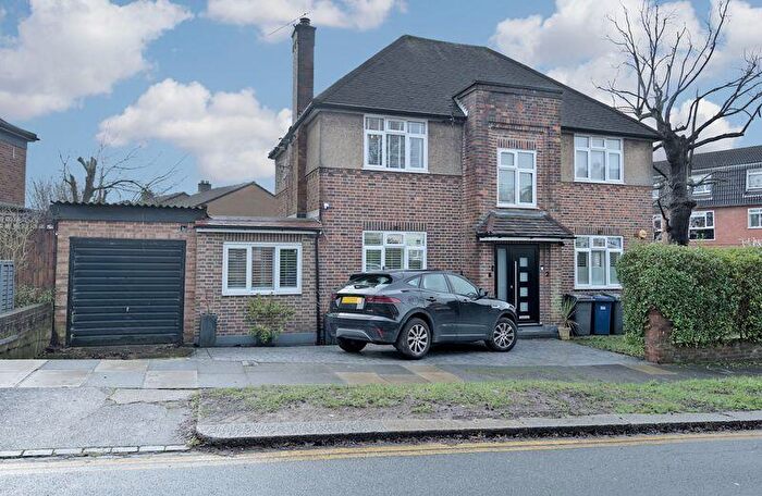 2 Bedroom Maisonette For Sale In The Croft, Barnet, EN5