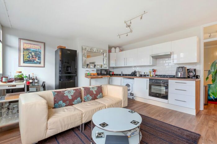 2 Bedroom Flat To Rent In Hersham Close, SW15